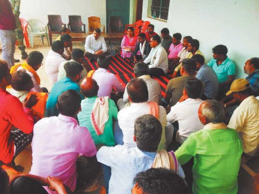 कलेक्टर ने ग्रामीणों संग बैठकर सुलझाई मवेशी समस्या