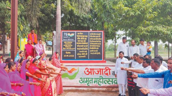 जिपं सदस्य चंद्रशेखर ने किया ध्वजारोहण