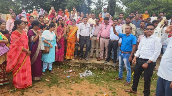 सहायक शिक्षकों ने जलाई स्पष्टीकरण आदेश की छायाप्रति