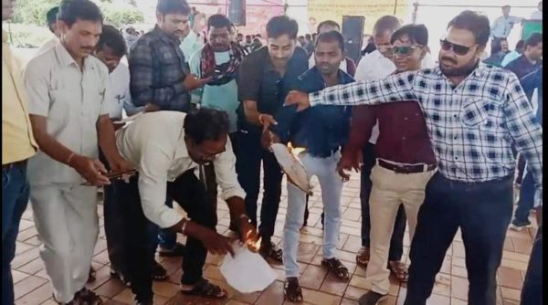 डीपीआई के कार्रवाई आदेश  की प्रतियां शिक्षकों ने जलाई 