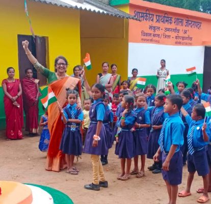 प्राथमिक शाला  में  शान से लहराया तिरंगा