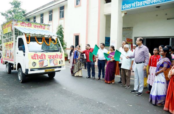 शहीद कर्नल विप्लव त्रिपाठी के माता-पिता ने दीदी रसोई वैन को हरी झंडी दिखाकर किया रवाना