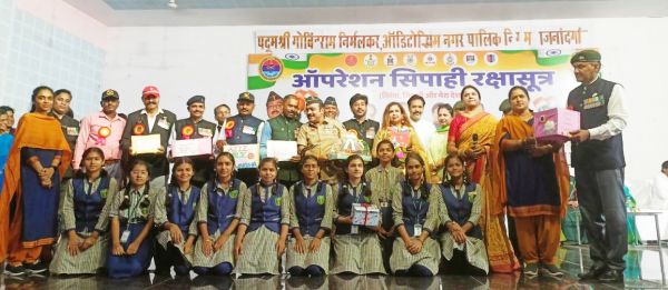अजीज स्कूल के छात्रों  ने बनाई 1111 राखियां
