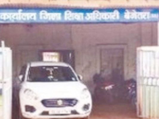 हड़ताल पर गए शिक्षकों पर गिर सकती है गाज, मंगाया ब्यौरा 