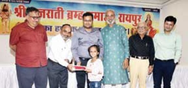 16 मेधावियों को छात्रवृत्ति