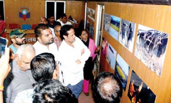 फोटो प्रदर्शनी में देंखे शहर का विकास और खामियां
