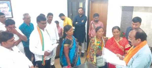 ठाकरे परिसर में दावेदारों का जमावड़ा