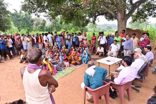 पुल व सडक़ नहीं, मरीज को खाट पर लेटाकर कई किमी का ग्रामीणों ने किया सफर तय