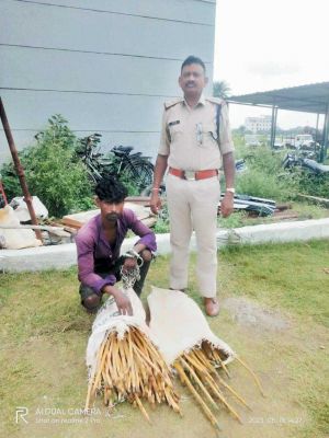 रोड किनारे डिवाइडर में लगा लोहे की चोरी, आरोपी गिरफ्तार