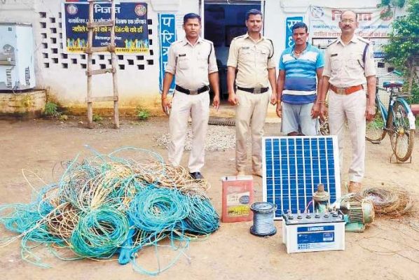 सब्जी चोरी रोकने बाड़ में बिछा दी करंट, दो की मौत