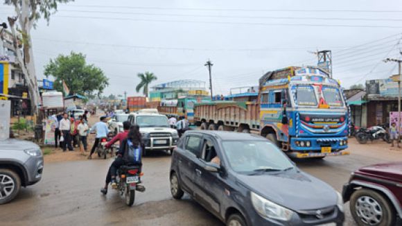 पुल जर्जर, भारी वाहनों का रूट किया डायवर्ट, केशकाल में लगा जाम