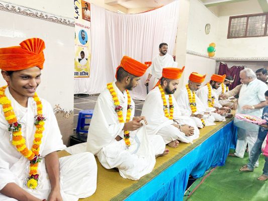 8 दिगंबर मुनि दीक्षार्थियों का नगर आगमन 