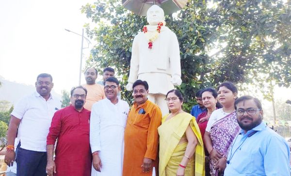 महिलाओं ने स्वीप बैनर के साथ सेल्फी लेकर सोशल मीडिया किया अपलोड