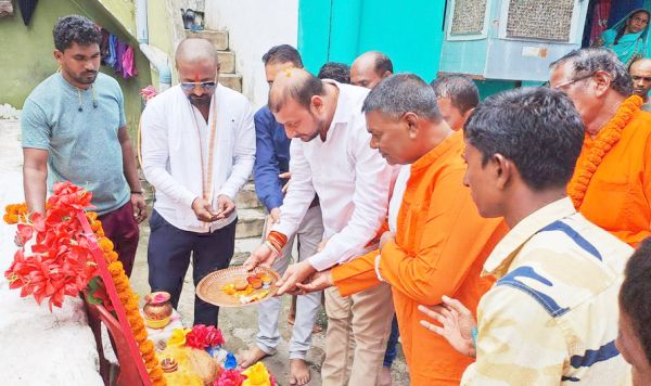 शिवालयों और मंदिरों में उमड़ी भक्तों की भीड़