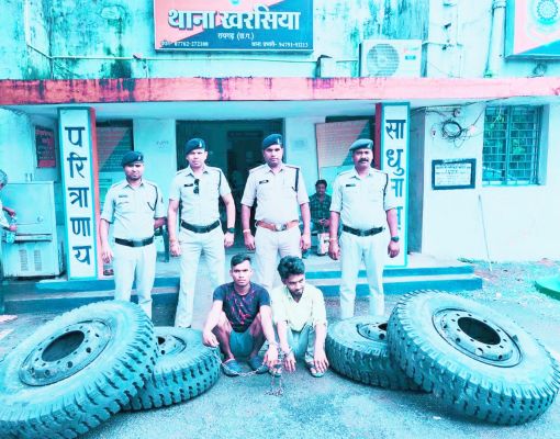 वाहन के 4 टायर डिस्क समेत निकालकर बेचा