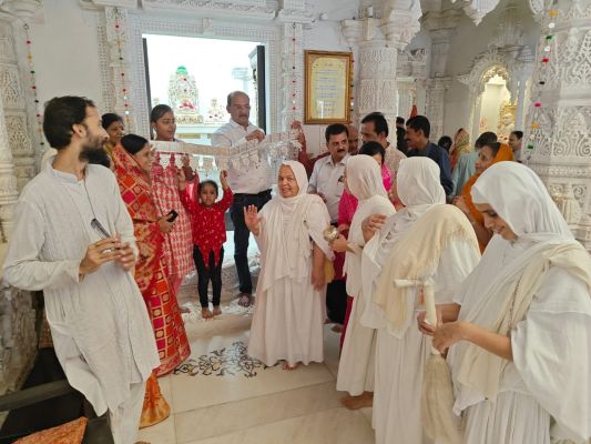 दादाबाड़ी में सैंकड़ों लोगों ने की सामूहिक क्षमायाचना