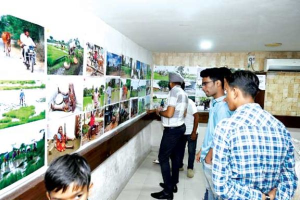 सावन-पुरखा के चिन्हारी थीम पर फोटोग्राफरों ने दिखाया हुनर