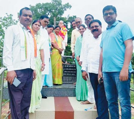 दुगली पहुंच कांग्रेसियों ने राजीव को किया नमन