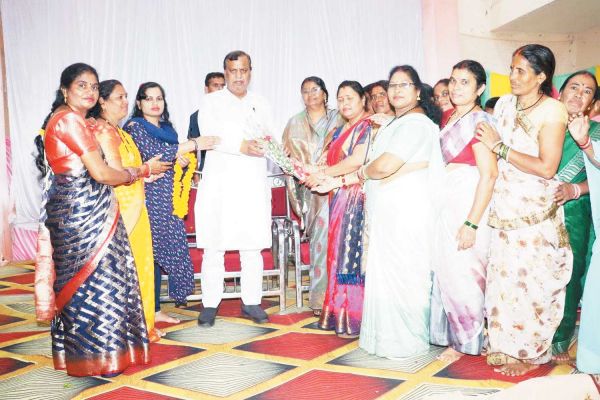 मितानीन बहनें सेवा की मिसाल-शिवरतन