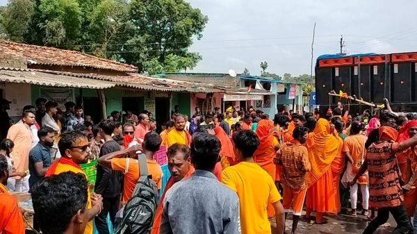 सूरजपुर छठ घाट से जमड़ी मंदिर तक भव्य कांवड़ व कलश यात्रा निकली