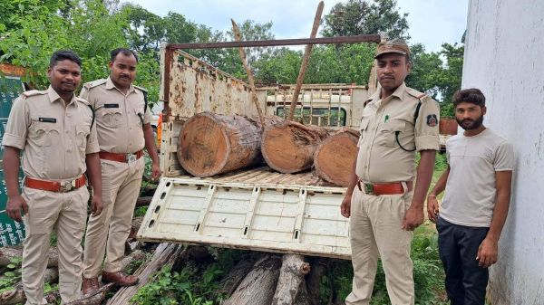 लकड़ी तस्कर वन अमले को देखकर गाड़ी छोडक़र हुए फरार