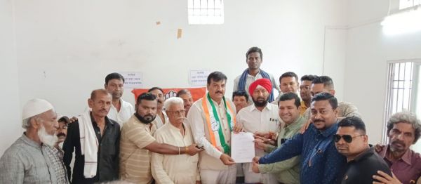 दिग्गज कांगे्रसियों ने टिकट के लिए दी अर्जी