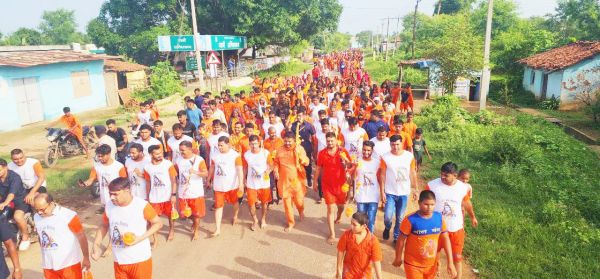 संसदीय सचिव ने कावडिय़ों संग  11 किमी पैदल चल किया जलाभिषेक