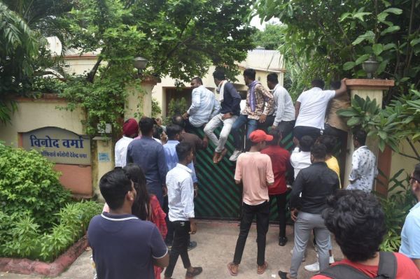 छापे के विरोध में देवेंद्र नगर  से पाटन तक प्रदर्शन