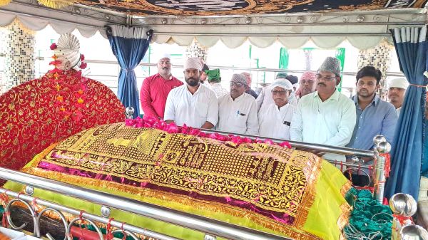 सीएम बघेल और वन मंत्री अकबर की लंबी उम्र के लिए दरगाह में की चादरपोशी