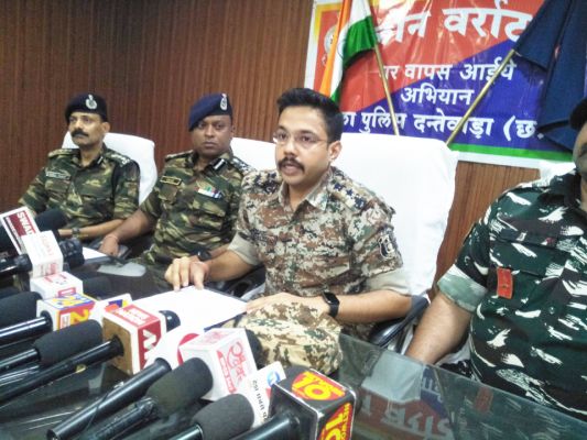दंतेवाड़ा में 14 नक्सलियों का समर्पण