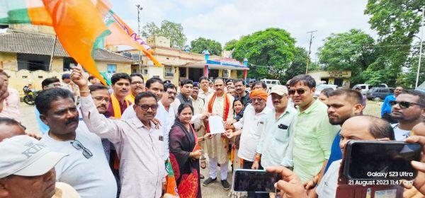 पूर्व विधायक समेत भाजपाई पहुंचे थाने, कबाड़ चोर गिरोह के सरगना की गिरफ्तारी की मांग