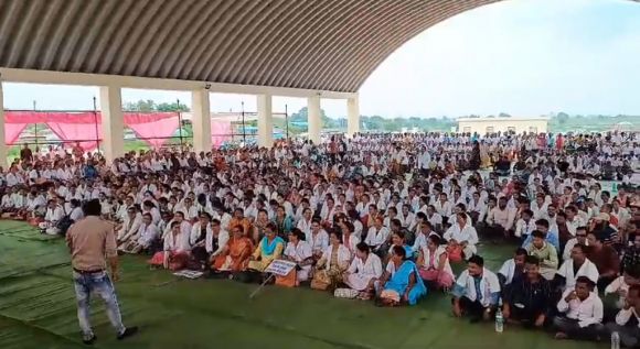 तूता में हजारों स्वास्थ्य कर्मी जुटे, सीएम हाऊस  घेरने से पहले वहीं रोकने पुलिस तैयार 