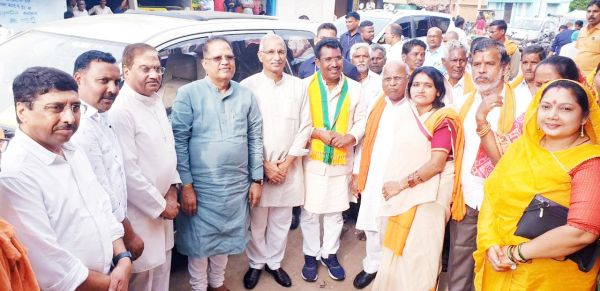 कृषि उपज मंडी में हमालों व गांव की महिला समूहों से भाजपा ने घोषणा पत्र के लिए मांगें सुझाव