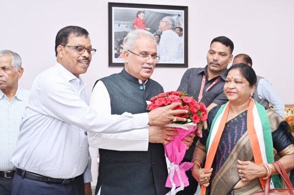 सीएम भूपेश बघेल को सिहावा  विधायक ने जन्मदिन की बधाई दी