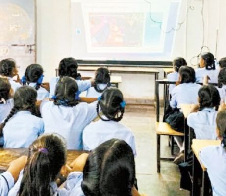 स्कूलों में स्टूडेंट्स ने प्रोजेक्टर पर चंद्रयान-3 की देखी सफल लैंडिंग