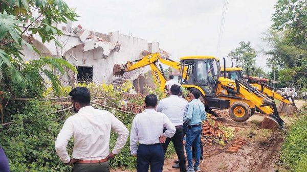 बेजा कब्जा हटाने उपसरपंच के मकान पर चला बुलडोजर