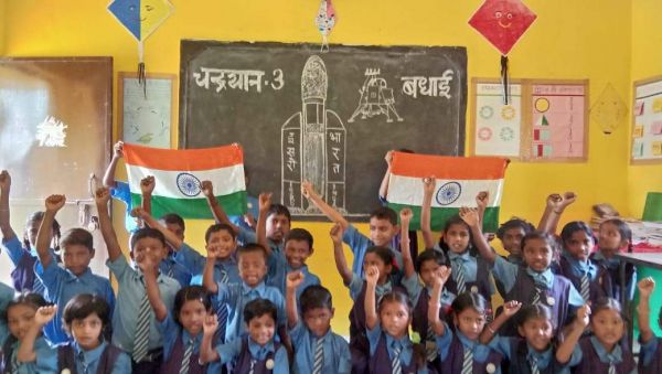चंद्रयान-3 की सफल लैंडिंग पर बच्चों ने मनाई खुशियां