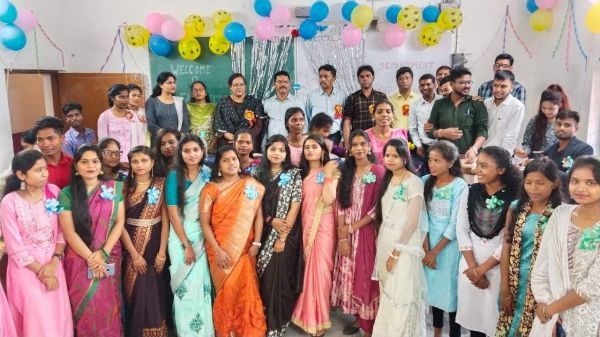 नवागन्तुक कॉलेज विद्यार्थियों का स्वागत, सीनियर को दी विदाई
