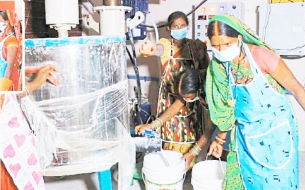 प्राकृतिक गोबर पेंट का उत्पादन कर आत्मनिर्भर बन रही झालम की महिलाएं 