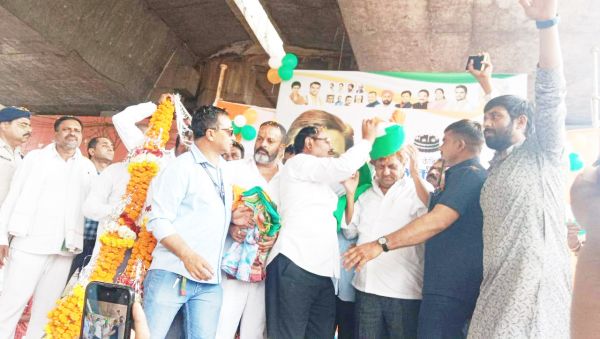 जन्मदिन पर मंत्री अकबर को फलों से तौला, जरूरतमंदों को बांटी साडिय़ां