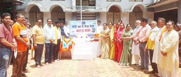 शहीदों की माटी पहुंची जनपद भवन, विधायक ने पूजन कर माटी को किया प्रणाम