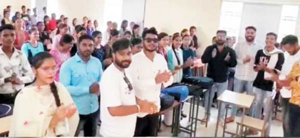 एनएसयूआई ने सीएम का जन्मदिन मनाया