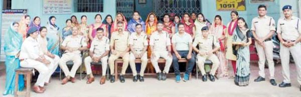 महिला मोर्चा ने डॉक्टर्स-पुलिस को बांधी राखी