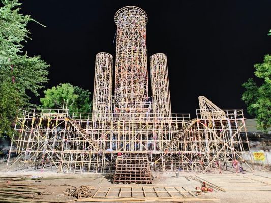 कालीबाड़ी चौक में पंडाल सजावट शुरू