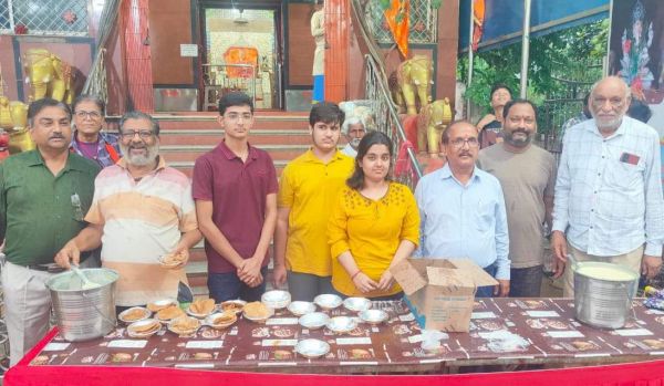 हनुमान मंदिर परिसर में खीर, पूड़ी प्रसाद का वितरण 
