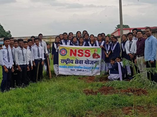 रासेयो स्वयंसेवकों  ने रोपे पौधे