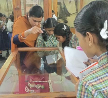 अजीज पब्किल स्कूल के छात्रों ने किया संग्रहालय का दौरा