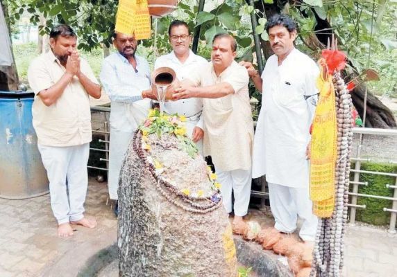 भाजपा नेताओं ने की स्वयंभू शिवलिंग की पूजा