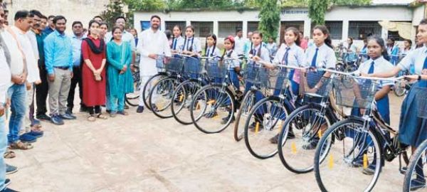 साइकिल पाकर बालिकाओं की खिले चेहरेे