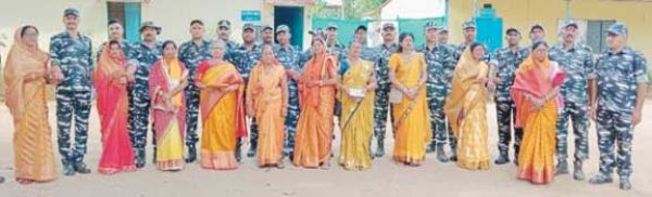 भाजपा महिला मोर्चा ने सुरक्षा बलों को बांधा रक्षा सूत्र